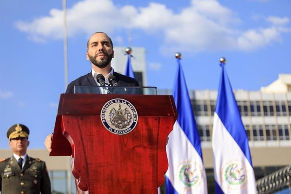 Cientos de personas protestan junto al Parlamento de El Salvador contra las reformas judiciales de Bukele