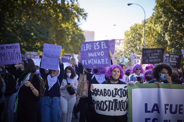 Feministas se manifiestan en Madrid contra la explotación sexual, los vientres de alquiler y la Ley Trans