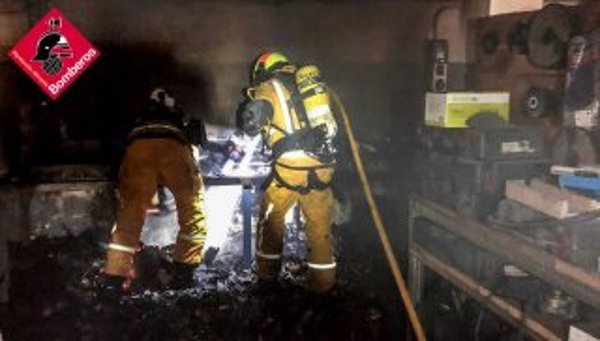Un incendio calcina parte de una fábrica de piedra artificial en Villena (Alicante)