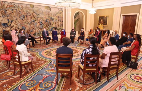 Felipe VI recibe en audiencia a 20 mujeres líderes del Mediterráneo y África que visitan España para estrechar vínculos