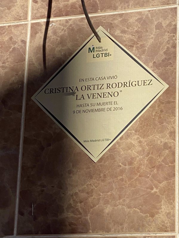 Más Madrid coloca una 'placa' en la vivienda de Tetuán en la que residió La Veneno hasta su muerte
