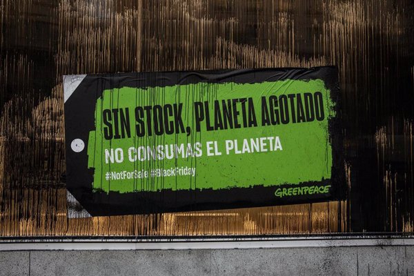 Greenpeace cubre escaparates de tiendas de moda rápida en Madrid para denunciar el consumismo que 