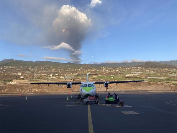 El Aeropuerto de La Palma continúa inoperativo este sábado por acumulación de ceniza