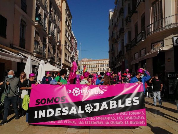 Miles de personas se concentran en Málaga contra el desalojo del centro social y cultural La Invisible