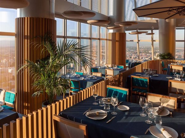 Élkar, el restaurante más alto de España, a 160 metros de altura, abre en Madrid de la mano de Aramark