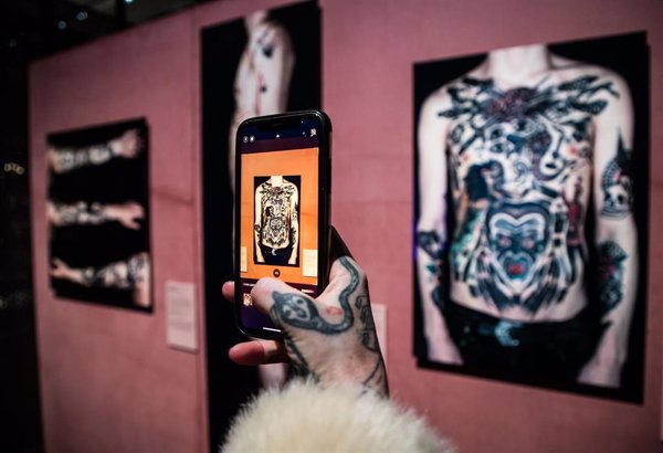 La exposición 'Tattoo. Arte bajo la piel' lleva la historia del tatuaje al CaixaForum Madrid