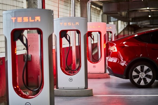 Tesla abre dos nuevos supercargadores y alcanza los 41 emplazamientos en España