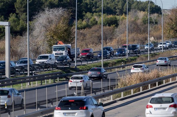 Tráfico denso en las salidas de Madrid y retenciones de 10 km en Barcelona al inicio del puente de diciembre