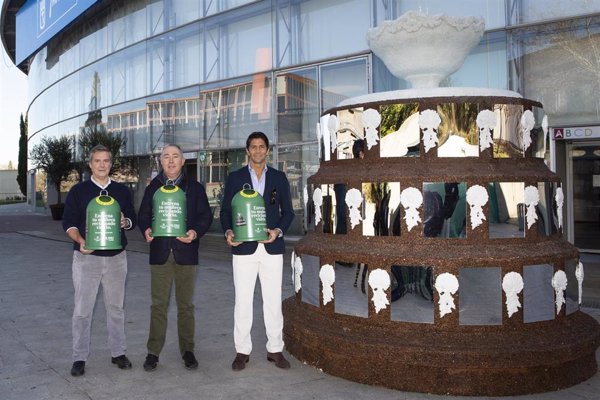 Una escultura de la 'Ensaladera' de vidrio reciclado recuerda a la Copa Davis más sostenible