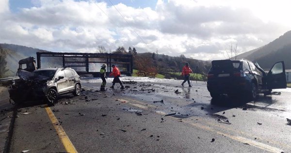 Un fallecido y cuatro heridos en una colisión entre un camión y dos turismos en Olagüe (Pamplona)
