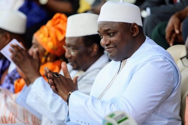 El presidente de Gambia vota en las presidenciales convencido de su victoria