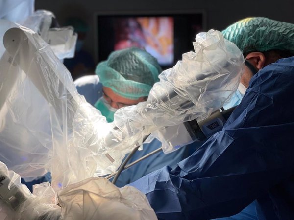 El Hospital de Bellvitge extrae una costilla con cirugía robótica y una incisión, por primera vez en el mundo