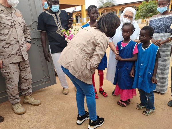 Robles se compromete a financiar la construcción de un pozo en una escuela de Senegal