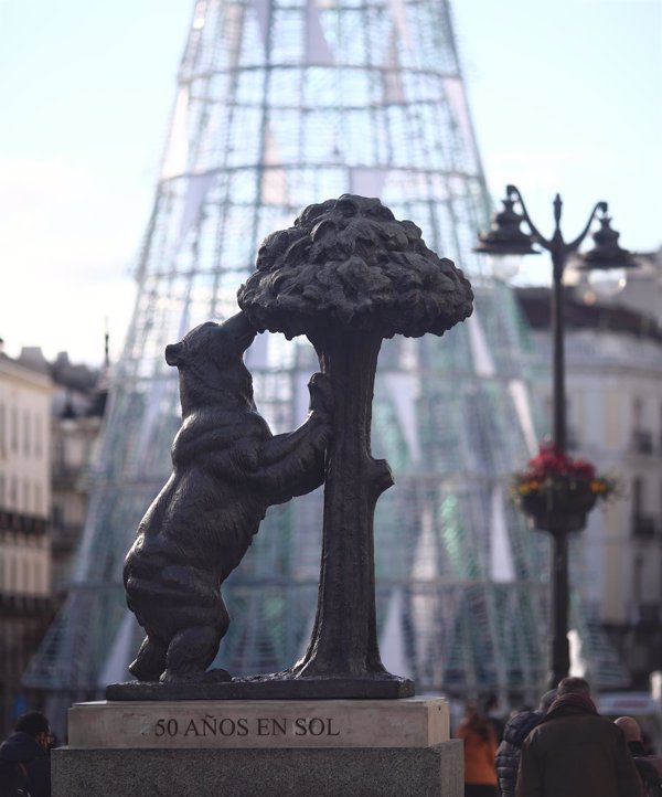 El Oso y el Madroño cumple 55 años en la Puerta del Sol entre debates sobre si es en realidad una osa