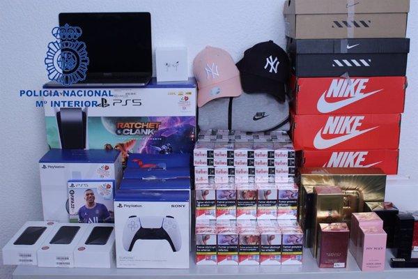 Detenidas cuatro personas por realizar compras fraudulentas con tarjetas vinculadas a móviles