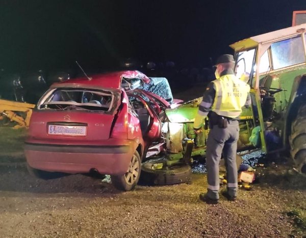 Un hombre de 63 años fallece en Pastoriza (Lugo) tras salir de la vía y chocar contra un tractor