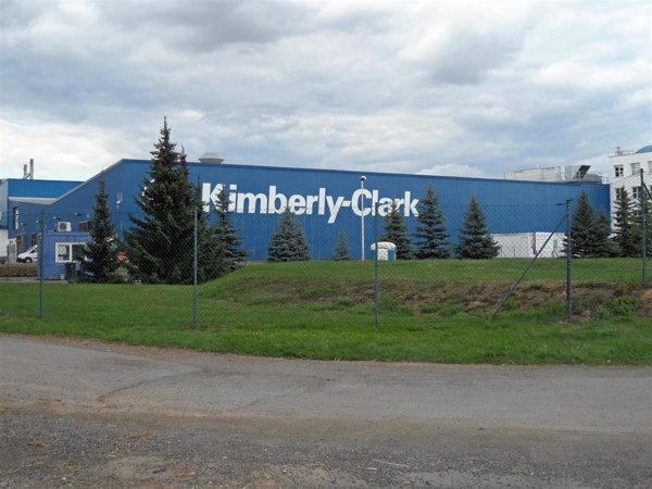 Kimberly-Clark ganó un 23% menos en 2021, lastrado por los mayores costes
