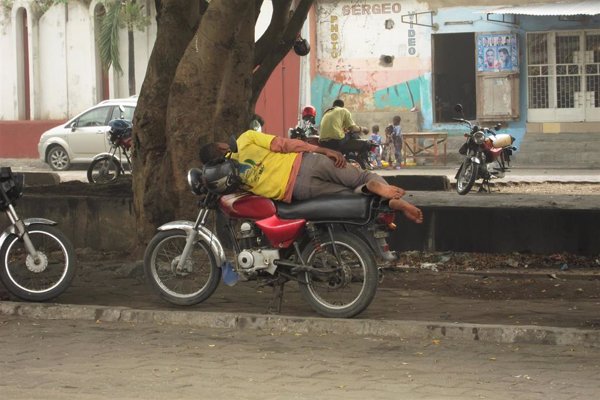 Enfrentamientos entre la Policía y miembros de una secta en Benín dejan ocho muertos, entre ellos 2 policías