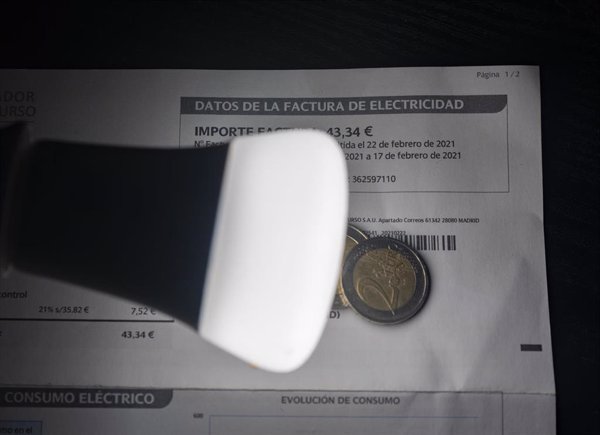 El precio de la luz baja por cuarto día consecutivo y este sábado se situará por debajo de los 250 euros/MWh