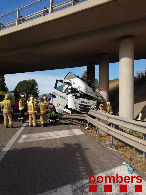 Herido grave el conductor de un camión en un accidente en la N-II en Martorell (Barcelona)