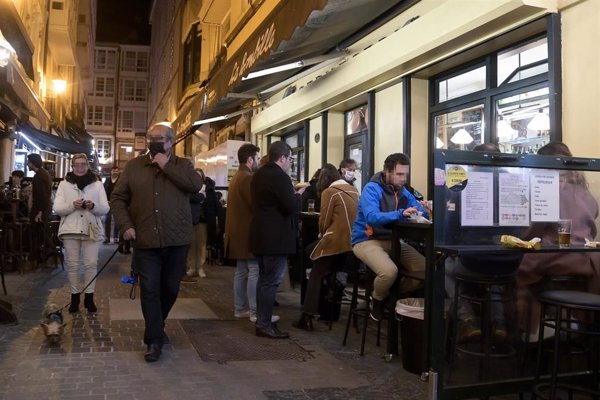 Revilla recomienda mantener la mascarilla en interiores donde haya gente ante el aumento de casos en Cantabria