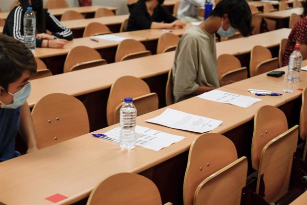 Crue-Sostenibilidad aconseja seguir usando este curso mascarilla en aulas, laboratorios, talleres o salas de reuniones