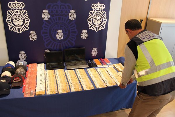 Detenidos cinco hombres en dos operaciones por estafar mediante 'smishing' más de 35.000 euros