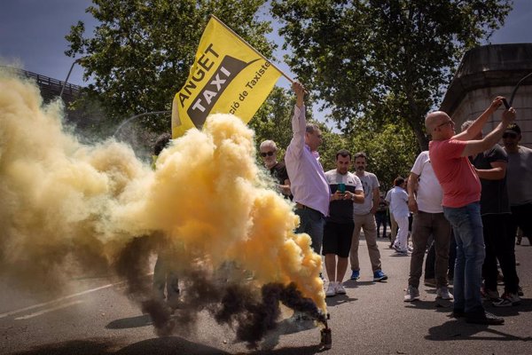 La protesta de los taxistas en Barcelona reúne a 900 vehículos, según la Guardia Urbana