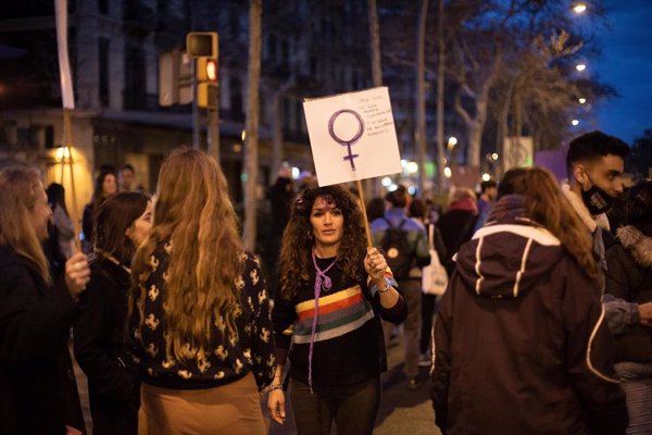 Crece el apoyo al feminismo y a la inmigración entre los barceloneses, según un estudio