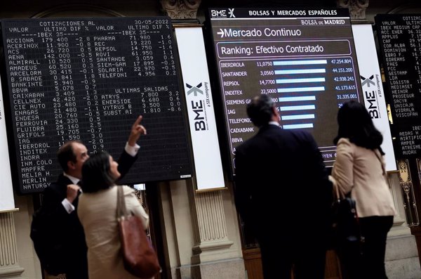 El Ibex 35 se deja un 0,4% y arriesga los 8.800 puntos