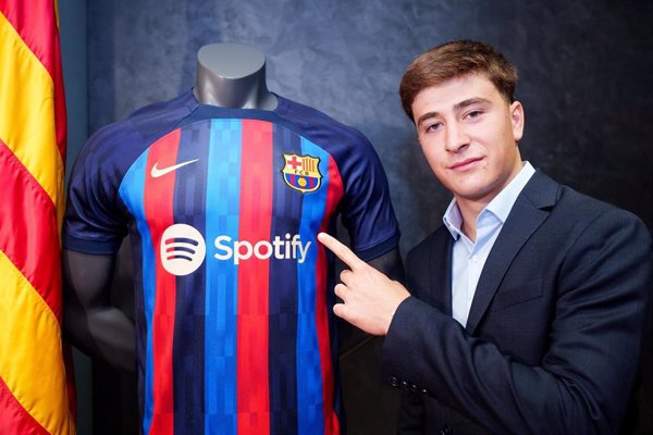 Pablo Torre firma su contrato hasta 2026 y ya ejerce de blaugrana