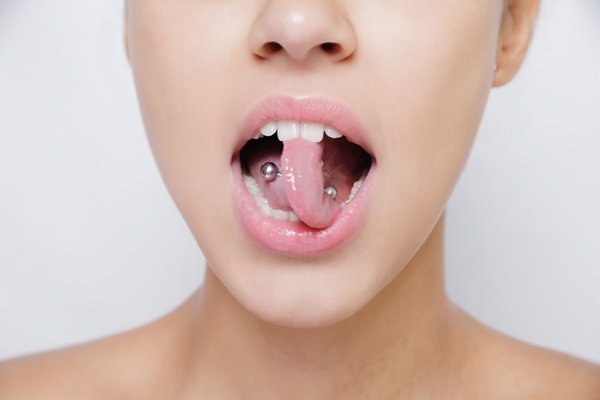 Los piercings en la lengua y en los labios dañan los dientes y las encías, según expertos