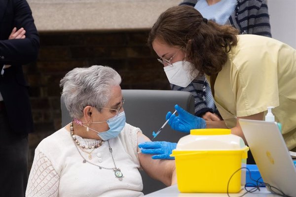La tercera dosis aumenta los anticuerpos un 85% en residentes de geriátricos y sus cuidadores, según estudio