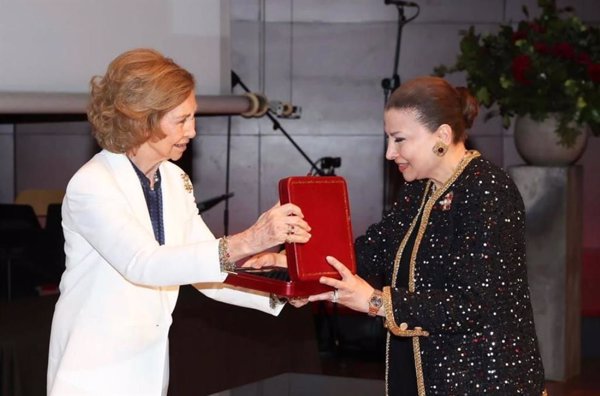 Doña Sofía entrega una distinción a la filántropa y mecenas emiratí Huda Alkhamis-Kanoo