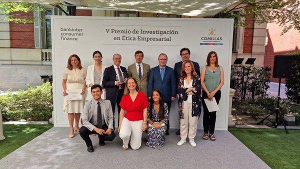 Alumnas de la Universidad de Extremadura, ganadoras de los Premios de Investigación de Ética Empresarial