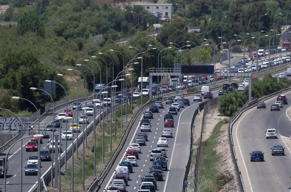 Accidentes en Barcelona, Sevilla y Cádiz complican la primera jornada de la operación salida de la DGT