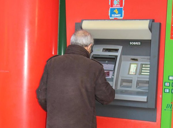 La banca intensifica el cierre de cajeros automáticos, aunque aumentan las retiradas de efectivo