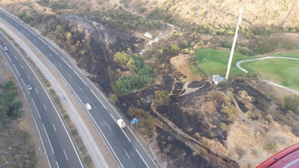 Efectivos del Infoca trabajan en la extinción de un incendio forestal declarado en Mijas (Málaga)