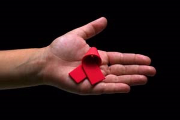 Un estudio estima que el VIH reduce casi cinco años la vida de los infectados