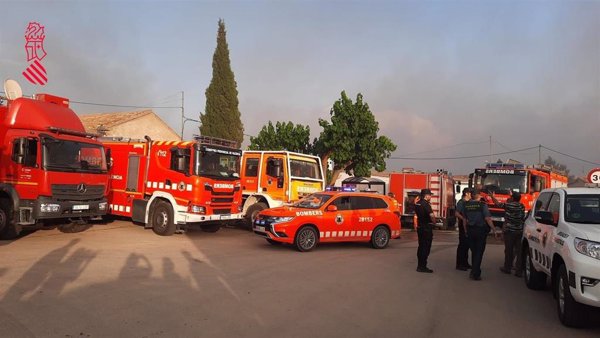 El operativo se concentra en evitar que el incendio de Venta del Moro (Valencia) alcance las Hoces: 