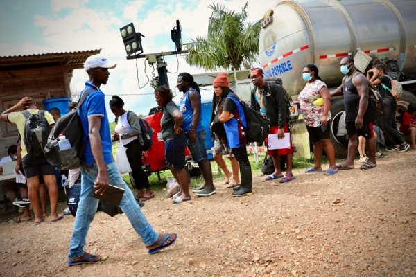 HRW advierte de que la falta de opciones de migración segura impulsa a los migrantes a cruzar una selva