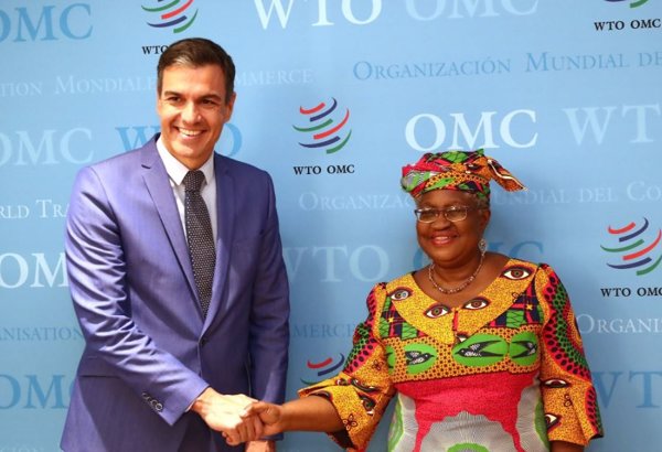 Sánchez aborda la crisis alimentaria por la guerra en Ucrania con la directora general de la OMC en su viaje a Ginebra