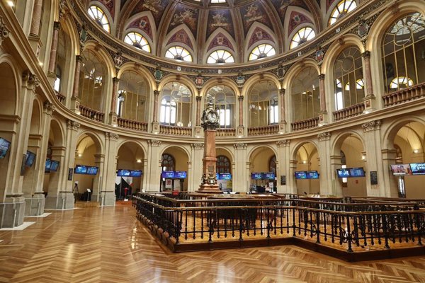 El Ibex 35 cae un 0,4% al cierre, pero mantiene la cota de los 8.000 enteros