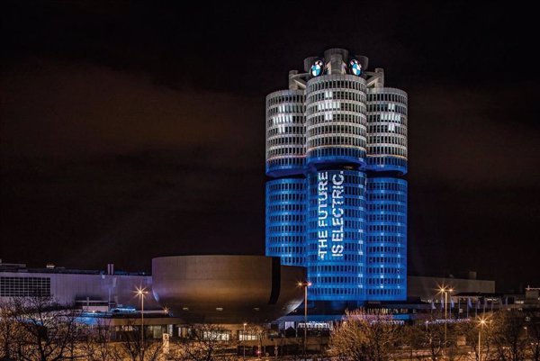 BMW celebra el 50 aniversario de la construcción de su sede central en Alemania