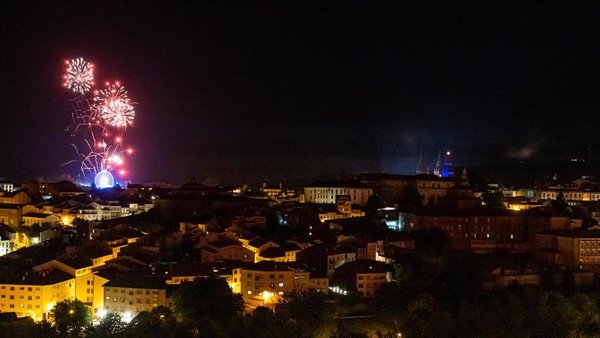 Santiago vive una noche sin incidencias destacadas con unos Fuegos del Apóstol de gran traca final