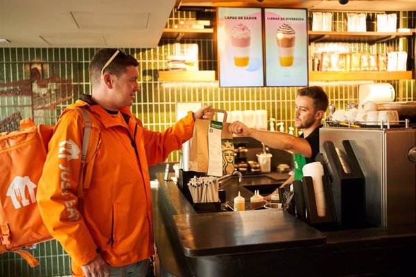 Starbucks impulsa su 'delivery' de la mano de Just Eat