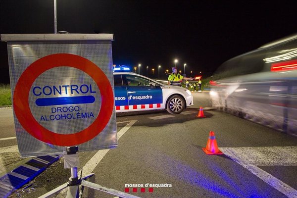 Detenidos un padre y su hijo menor de edad que conducía su coche en Sitges (Barcelona)