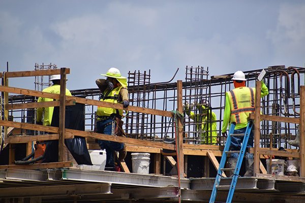 El nuevo convenio colectivo de la construcción sube un 4% los salarios para 2022