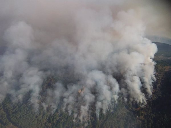 El humo dificulta la actuación de medios aéreos en Santa Cruz del Valle, con indicios de ser intencionado
