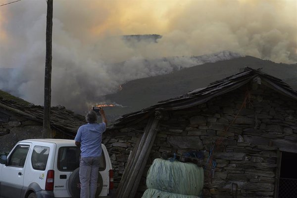 Los fuegos de Laza y Chandrexa (Ourense) se unen en un gran incendio que arrasa 2.100 hectáreas